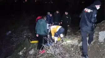 Virajı alamayınca köprüden uçtu .. Dereye uçan arabadan çıkan s, arkadaşını yalnız bırakmadı