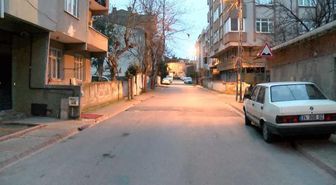 Yengesine evinin önünde kurşun yağdırdı