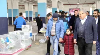 Yunusemre Kuş Pazarı'na yoğun ilgi