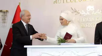 Kılıçdaroğlu nikah şahidi olduğu geline bilezik taktı, tavsiyesi gündem oldu