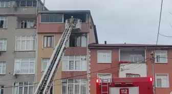 Sultanbeyli'de 4 katlı bir apartmanın çatı katında yangın çıktı. Olay yerine itfaiye ekipleri sevk edildi