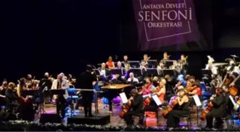 The love songs played by the State Symphony Orchestra enchanted the audience