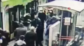 Tramvayda 'Gücün yaşlı adama mı yetiyor' diyerek vurdu