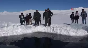 Yüzeyi buzla kaplı olan Balık Gölü dalgıçları ağırladı