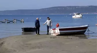 ÇANAKKALE'DE DENİZ ÇEKİLDİ, TEKNELER KARAYA OTURDU