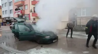 Son dakika gündem: Çıkan yangında otomobilin motor kısmı hasar gördü