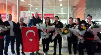 Dünya şampiyonu cimnastikçiler, İzmir'de karşılandı