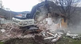 Karacabey'in huzur ve güvenliği için metruk binalarla mücadele sürüyor