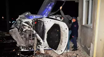 Otomobil bahçe duvarını aştı, römorku devirip evin duvarına çarptı: 3 yaralı