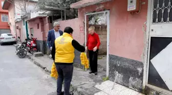 Dalında kalan limon vatandaşa dağıtılıyor