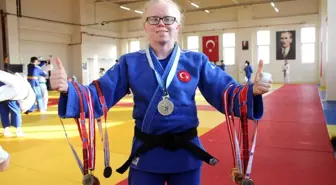 Albino hastası Cahide'nin judo sporunda 7 yıldır sırtı yere gelmiyor