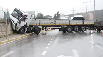 Duvara çarpan tır trafiği aksattı