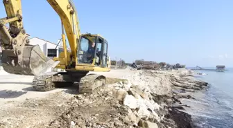 Keşan Belediyesi Yayla Sahili Haluk Sokak üzerindeki göçüğü onarıyor