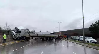 Son dakika haberi! Tuzla'da, kontrolden çıkan tır jandarma komutanlığının duvarına çarptı