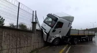 TUZLA'DA TIR KIŞLA DUVARINA ÇARPTI