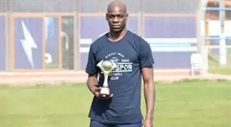 Balotelli'ye 'Aralık ayının en iyi futbolcusu' ödülü