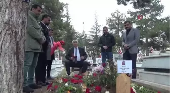 Son dakika haberleri! Eskişehir Hava Şehitliği'nde duygulandıran anlar... Karton toplayan Türkmen genç şehitler için böyle dua etti