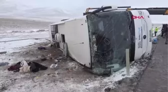 KONYA'DA TUR OTOBÜSÜ DEVRİLDİ 5 ÖLÜ, 26 YARALI