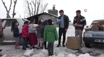 Muş'ta hayırsever gençler köy çocuklarını pizzayla tanıştırdı