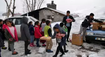 Muş'taki ihtiyaç sahibi çocuklar 'elden ele' yardımlarla mutlu oluyor