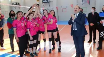 Vali Pehlivan, voleybol turnuvasının final maçını izledi