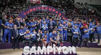 Anadolu Efes şampiyonluk kupasını aldı