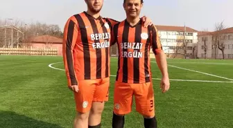 Baba oğul aynı takımda futbol oynuyor