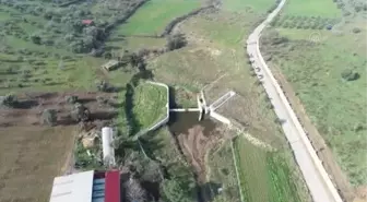 (DRONE) - Kuraklıktan etkilenen Beydağ Barajı'na iki çaydan ilave su aktarılıyor