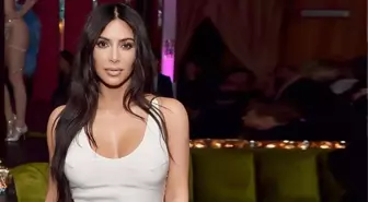 Gece sıcaktan bunalan Kim Kardashian soluğu havuzda aldı! Siyah bikinisi göz kamaştırıyor