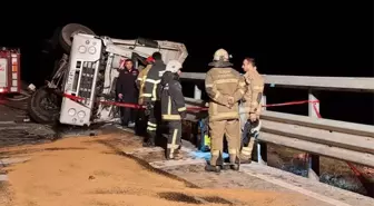 Bursa'da devrilerek bariyerlere çarpan kamyondaki 2 kişiden biri öldü