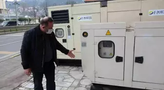 Kayganlaşan yolda spin atarak jeneratörlere çarptı... Aracını kontrol ettikten sonra yoluna devam etti