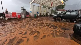 MARMARİS'TE SAĞANAK; DERELER TAŞTI, YOLLAR GÖLE DÖNDÜ