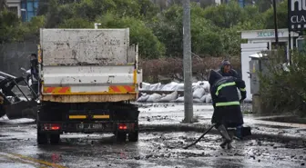 Marmaris'te sağanakta bazı iş yerlerini su bastı, ağaçlar devrildi