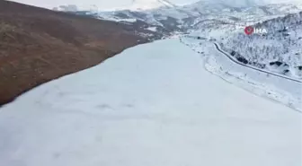 Buz tutan gölet böyle görüntülendi