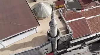 Tarihi caminin minaresi betonlaşmaya yenik düştü... 420 yıllık tarihi caminin dış cephesine klima taktılar