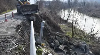 Zonguldak'ta debisi yükselen ırmak yolda çökmeye neden oldu