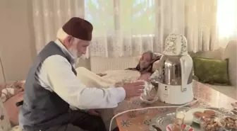 Emekli imam felçli eşine sevgi ve özenle bakıyor