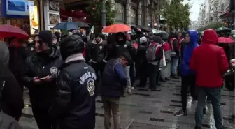 Rusya'nın Ukrayna'ya askeri müdahalesi İstanbul'da protesto edildi