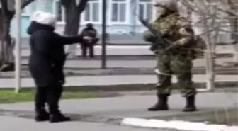 Ukraynalı kadın Rus askere isyan etti: Silahları bombaları bırakın