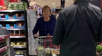 Eski Almanya Başbakanı Angela Merkel, alışveriş yaptığı sırada korumalarının yanında cüzdanını çaldırdı