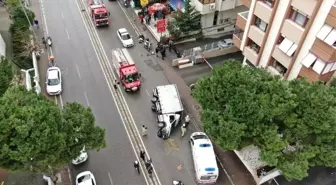 Kadıköy'de kamyonet orta refüjü aşıp yan yattı