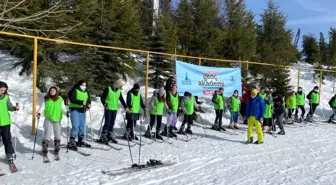 Kartepe'de gençler kayak eğitimi alıyor