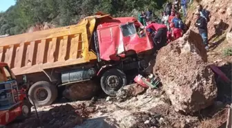 KAYALIKLARA ÇARPAN KAMYONUNUN SÜRÜCÜSÜ AĞIR YARALANDI