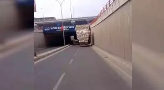 Saman yüklü kamyon tehlike saçtı