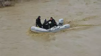 Muş'ta Karasu Nehri'ne düşen Yağmur'u arama çalışmaları sürüyor