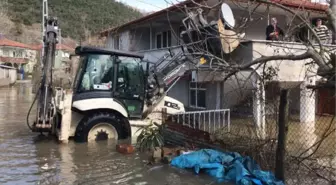 Su basan evlerdekiler kepçelerle kurtarıldı