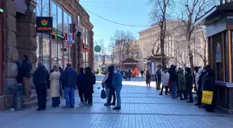 Kiev'de sokağa çıkma yasağının ardından halk marketlere akın etti