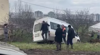 Okul servisi bahçeye yuvarlandı 5 öğrenci yaralandı