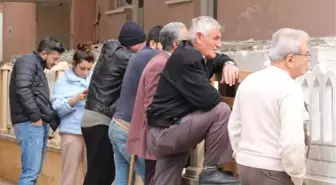 Meraklı vatandaşlar cansız bedeni görebilmek kamyonun tepesine çıktı