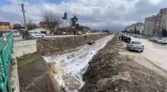 Dereye devrilen otomobildeki yolcu yaralandı